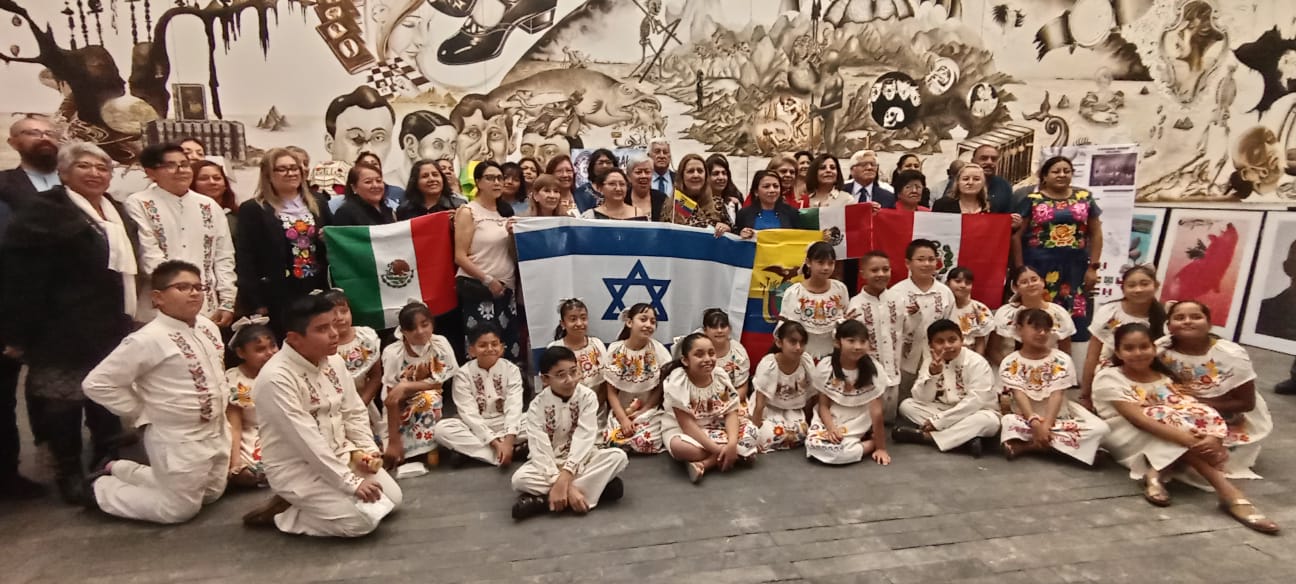 Fotografía grupal con participantes del encuentro y banderas de México, Israel y Ecuador.